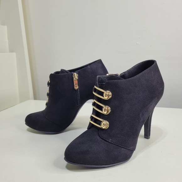 LimeLight Vittoria Black Booties with Gold Hardware Size Women's 7 - Picture 2 of 10
